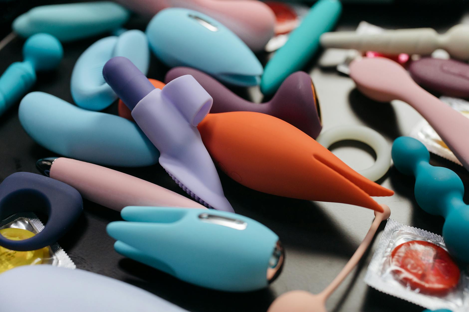 Nahaufnahme: Hände halten einen eleganten Vibrator in Blau