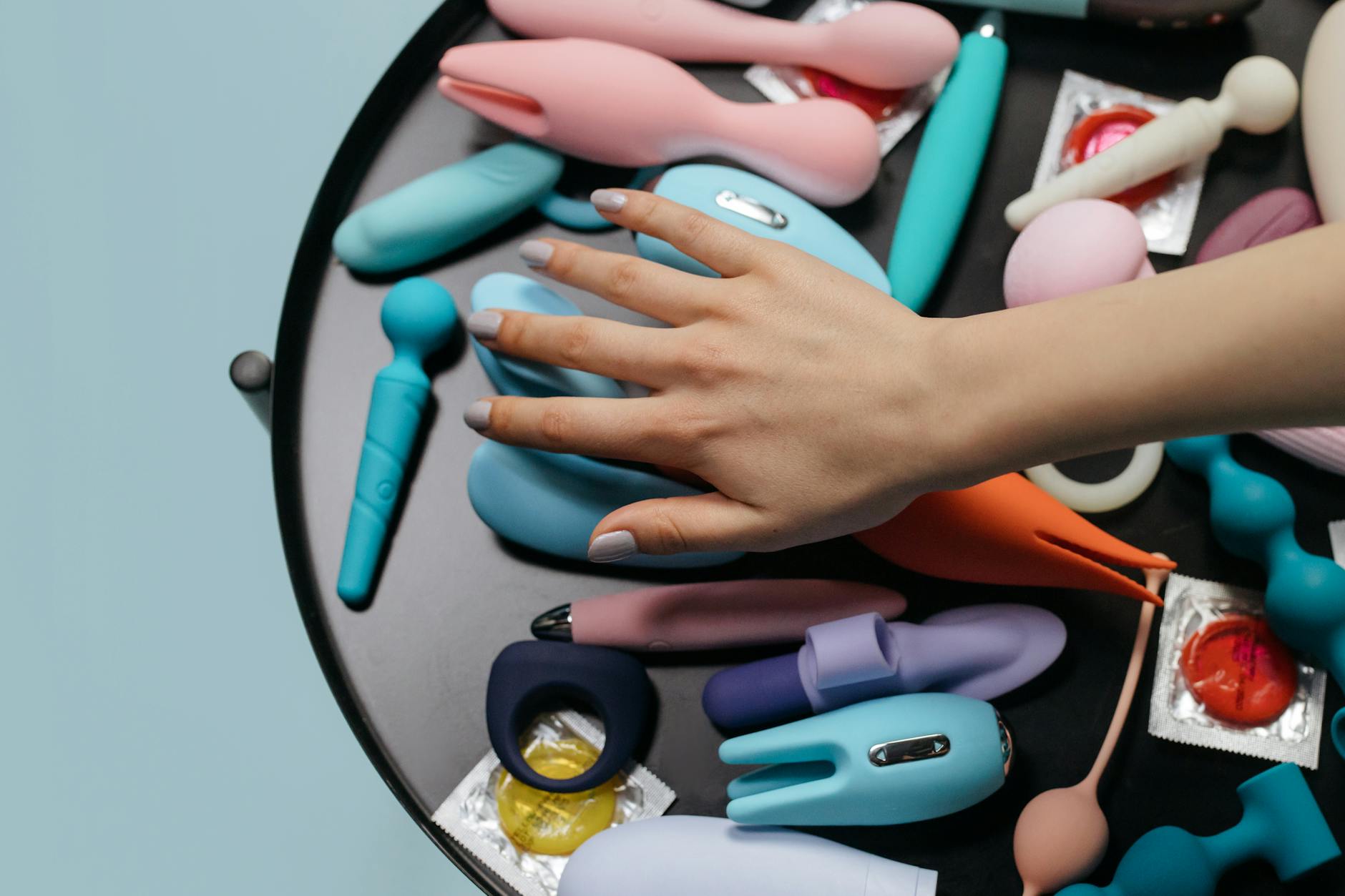 Bunte Lemon Vibratoren auf gelbem Untergrund, verschiedene Formen und Designs nebeneinander