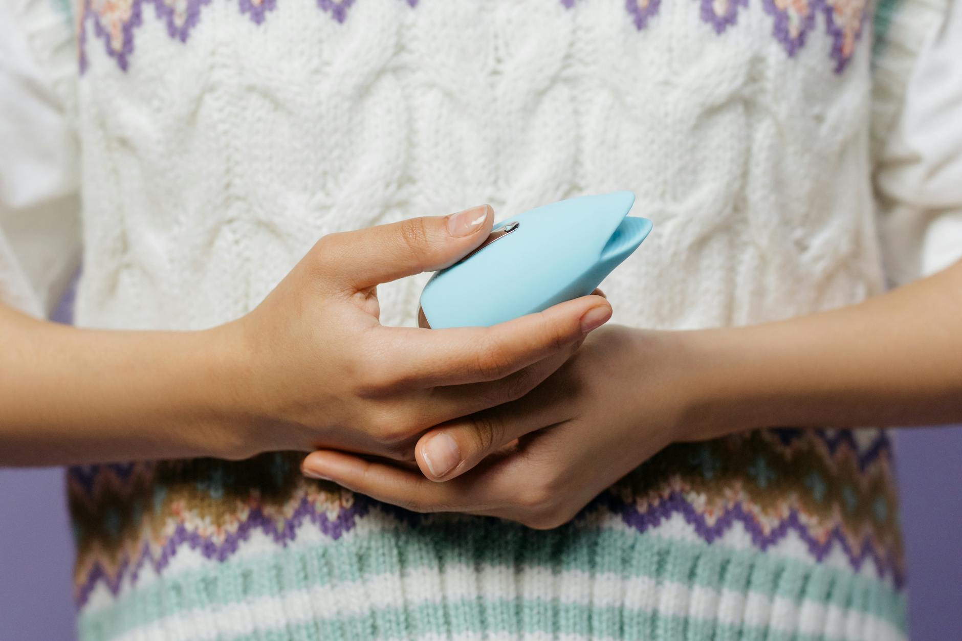 Zwei farbige Vibratoren, die von einer Person gehalten werden, zeigen die Vielfalt von Stimulationsmöglichkeiten für unterschiedliche Vorlieben.