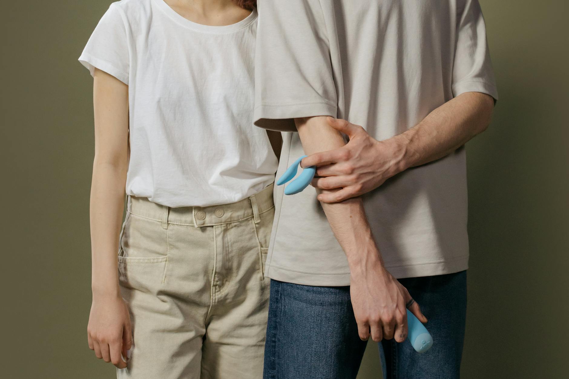 Ein junges Paar hält einen Lemon-Vibrator und symbolisiert moderne Intimität und bewusstes Vergnügen