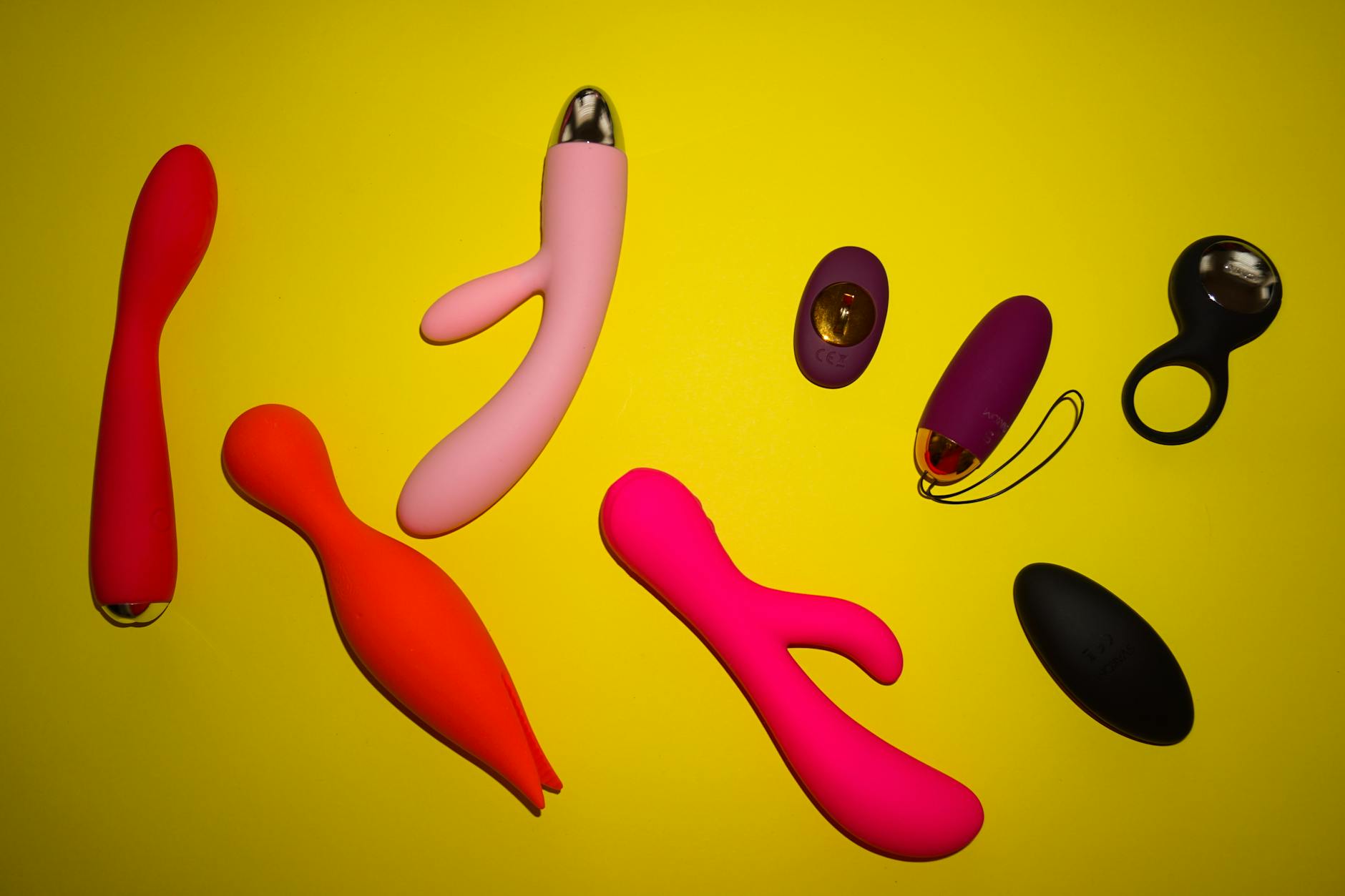 Blaue Silikonvibrator in Hand gegen lila Hintergrund, Selbstliebe und Sexualität