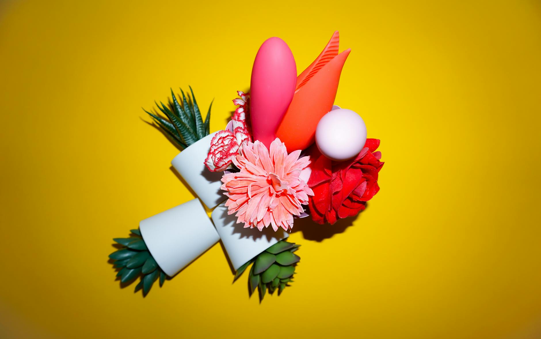 Frische Zitronen auf gelbem Hintergrund, symbolisierend Frische und Erneuerung